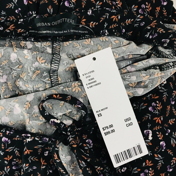 Urban Outfitters Women's XS Jumpsuit Black Floral Backless Short Sleeve AZ26 NWT - Picture 3 of 7